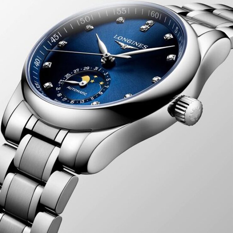 montre Longines avec un boîtier en acier, un cadran bleu avec diamant et un diamètre de 34