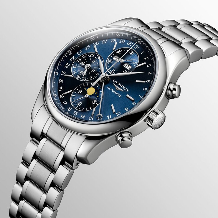 Longines horloge met een kast in staal, met een wijzerplaat in het blauw en een diameter van 42 mm