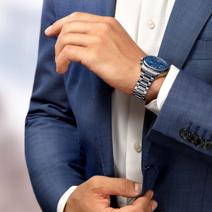 Longines horloge met een kast in staal, met een wijzerplaat in het blauw en een diameter van 42