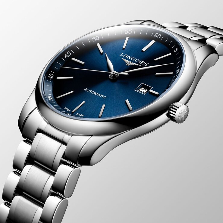 Longines horloge met een kast in staal, met een wijzerplaat in het blauw en een diameter van 42 mm