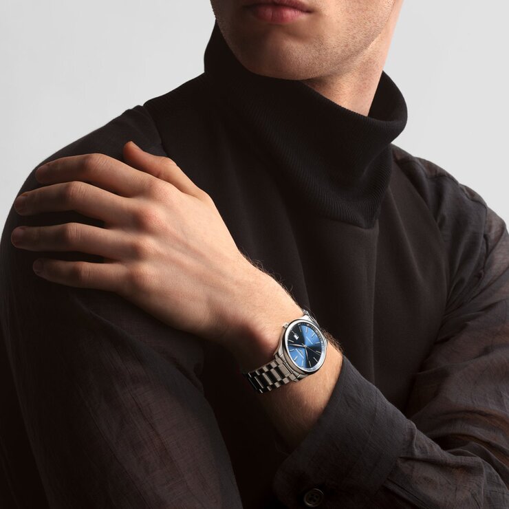 Longines horloge met een kast in staal, met een wijzerplaat in het blauw en een diameter van 42 mm