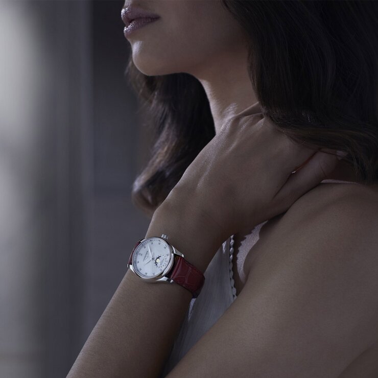 Longines horloge met een kast in staal, met een wijzerplaat in het parelmoer met  briljant en een diameter van 34