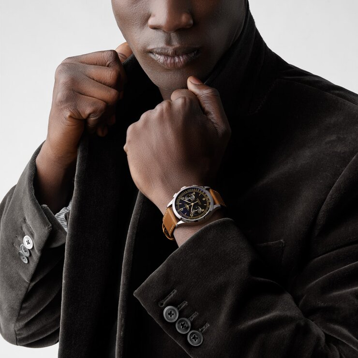 Longines horloge met een kast in staal, met een wijzerplaat in het zwart en een diameter van 40 mm