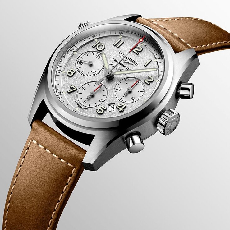 montre Longines avec un boîtier en acier, un cadran argent et un diamètre de 42