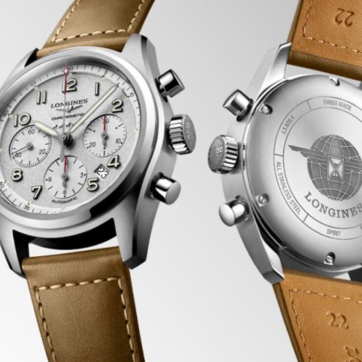 montre Longines avec un boîtier en acier, un cadran argent et un diamètre de 42