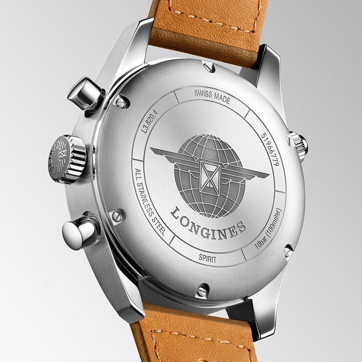 montre Longines avec un boîtier en acier, un cadran argent et un diamètre de 42