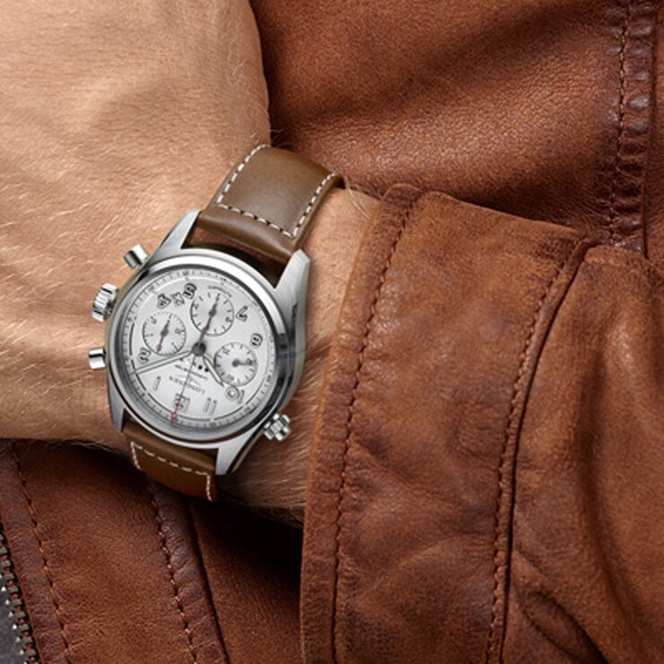 montre Longines avec un boîtier en acier, un cadran argent et un diamètre de 42