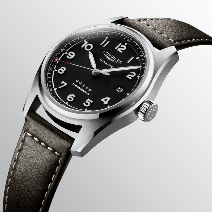montre Longines avec un boîtier en acier, un cadran noir et un diamètre de 40
