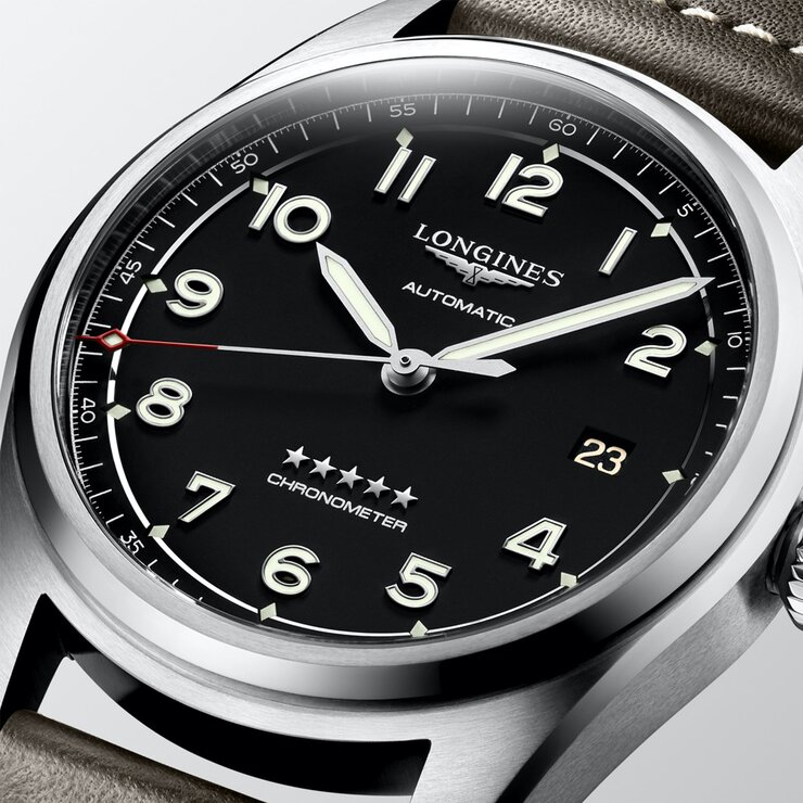 montre Longines avec un boîtier en acier, un cadran noir et un diamètre de 40