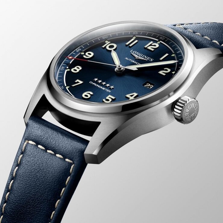 Longines horloge met een kast in staal, met een wijzerplaat in het blauw en een diameter van 40