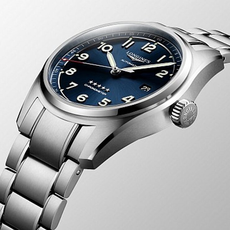 montre Longines avec un boîtier en acier, un cadran bleu et un diamètre de 40