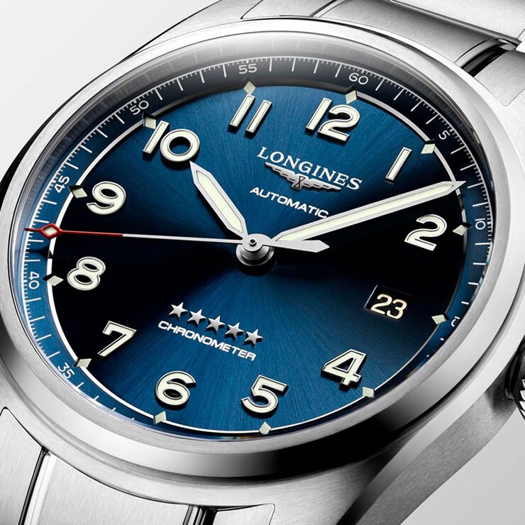 montre Longines avec un boîtier en acier, un cadran bleu et un diamètre de 40