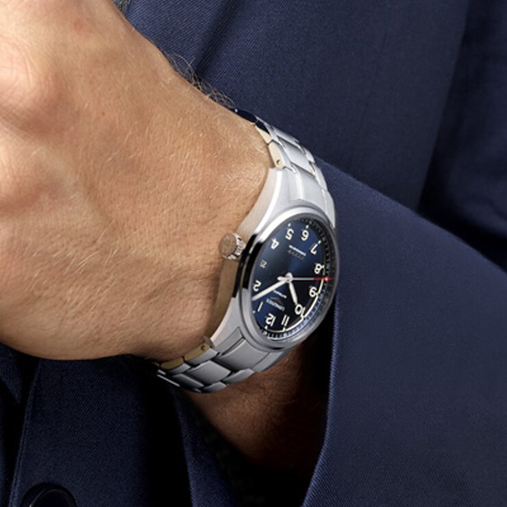 montre Longines avec un boîtier en acier, un cadran bleu et un diamètre de 40