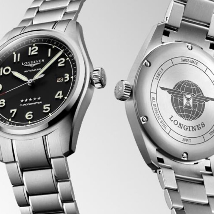Longines horloge met een kast in staal, met een wijzerplaat in het zwart en een diameter van 42