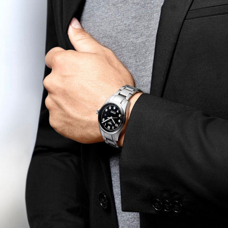 Longines horloge met een kast in staal, met een wijzerplaat in het zwart en een diameter van 42