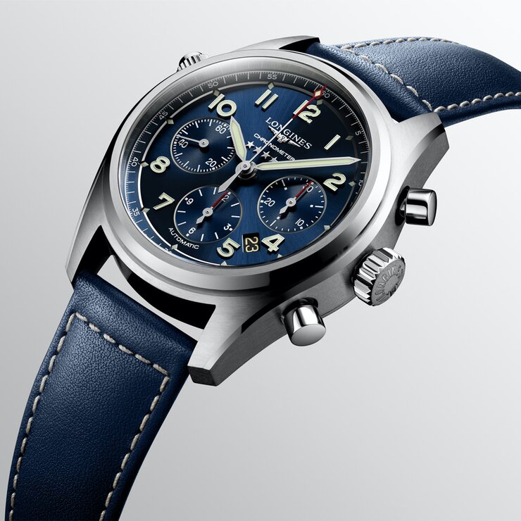 montre Longines avec un boîtier en acier, un cadran bleu et un diamètre de 42