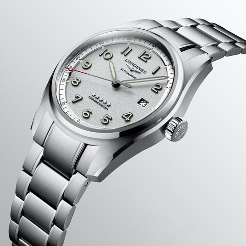 Longines horloge met een kast in staal, met een wijzerplaat in het zilver en een diameter van 40 mm