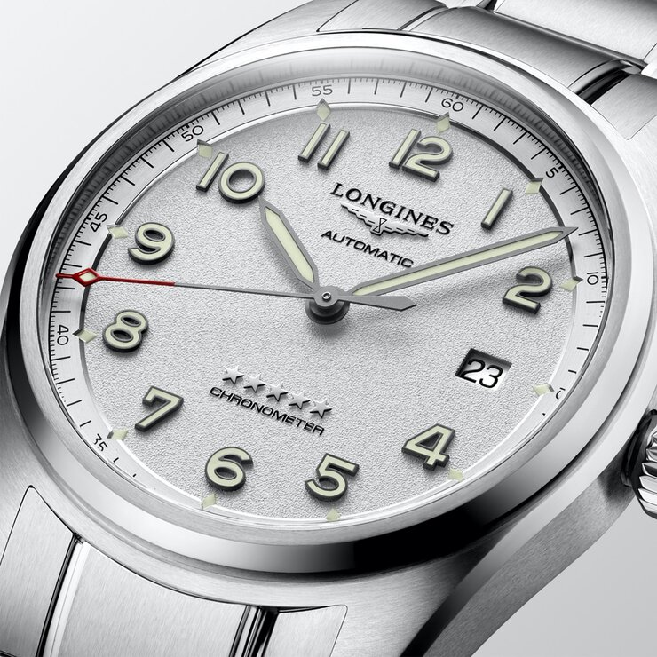 Longines horloge met een kast in staal, met een wijzerplaat in het zilver en een diameter van 40