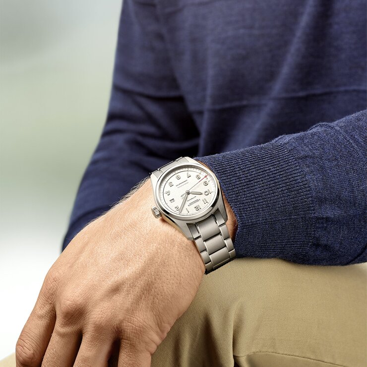 Longines horloge met een kast in staal, met een wijzerplaat in het zilver en een diameter van 40