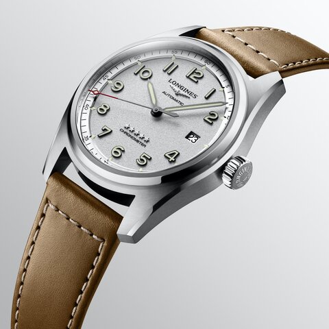 Longines horloge met een kast in staal, met een wijzerplaat in het zilver en een diameter van 40 mm