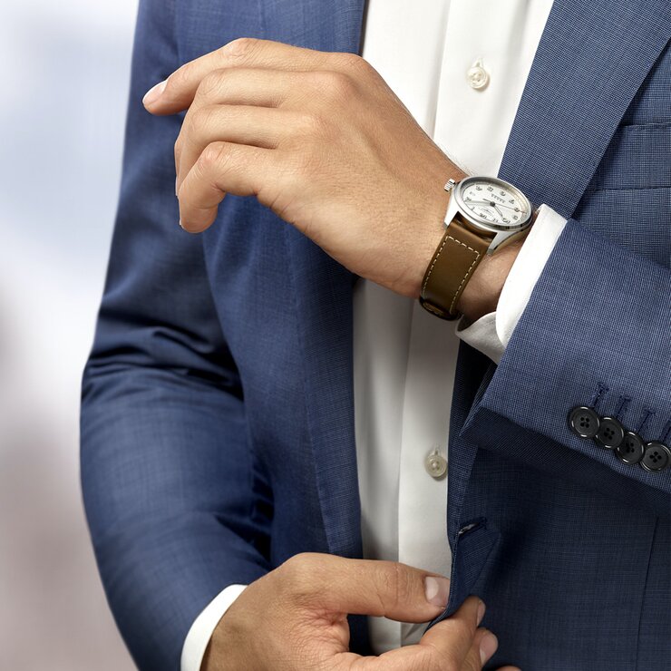 Longines horloge met een kast in staal, met een wijzerplaat in het zilver en een diameter van 40