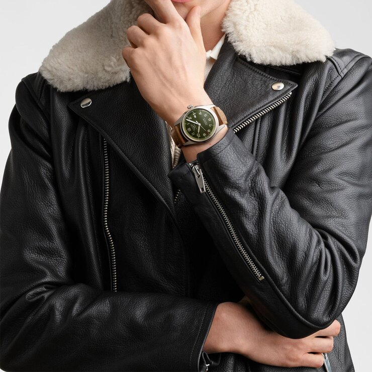 Longines horloge met een kast in staal, met een wijzerplaat in het groen en een diameter van 42
