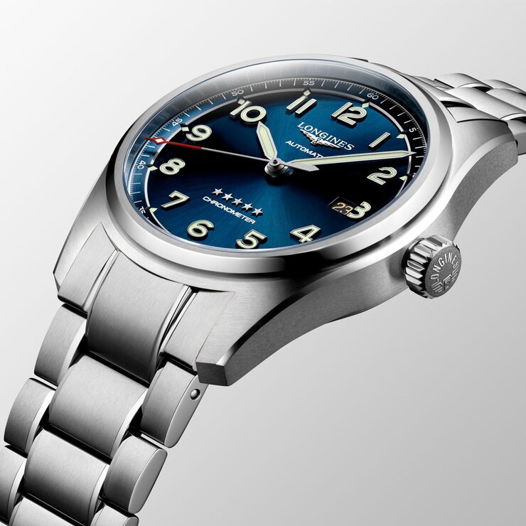 Longines horloge met een kast in staal, met een wijzerplaat in het blauw en een diameter van 42 mm