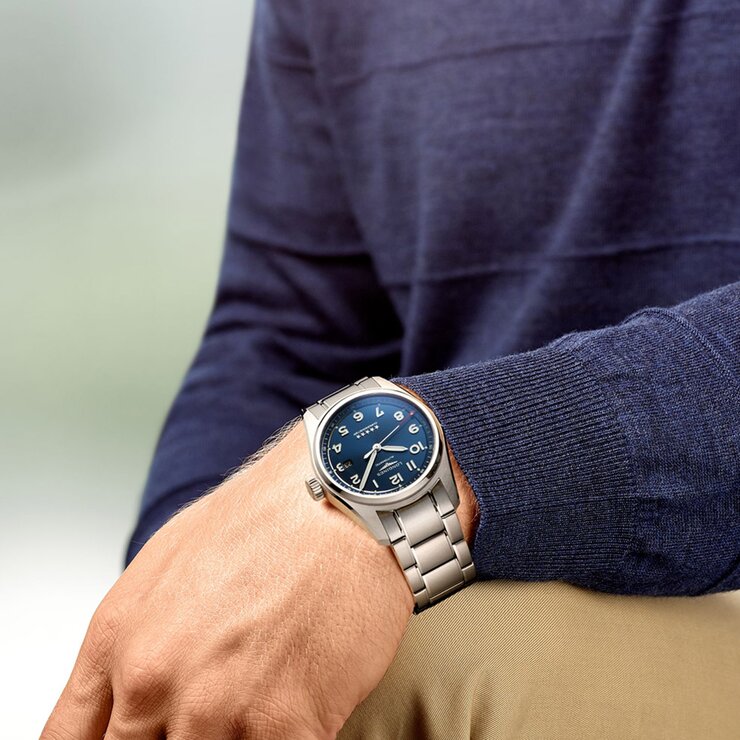 Longines horloge met een kast in staal, met een wijzerplaat in het blauw en een diameter van 42 mm