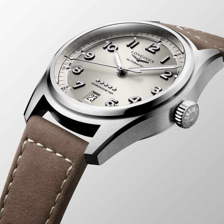 Longines horloge met een kast in staal, met een wijzerplaat in het beige en een diameter van 37