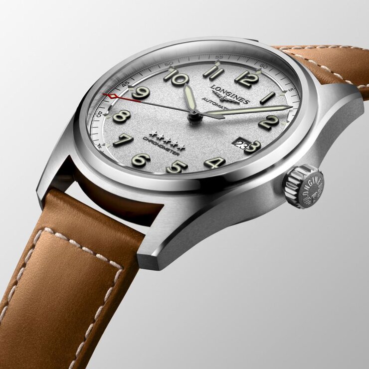 Longines horloge met een kast in staal, met een wijzerplaat in het zilver en een diameter van 42 mm