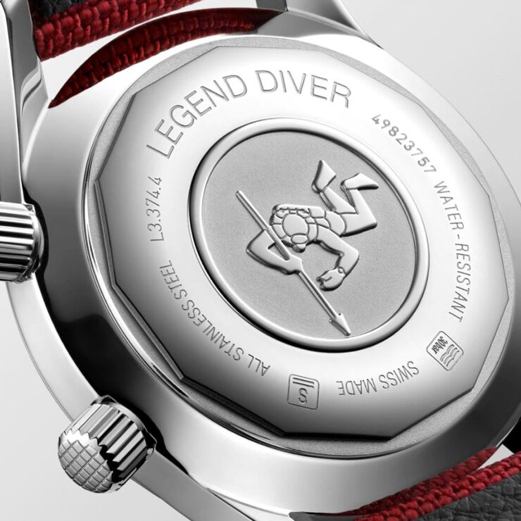 Longines horloge met een kast in staal, met een wijzerplaat in het rood en een diameter van 36 mm