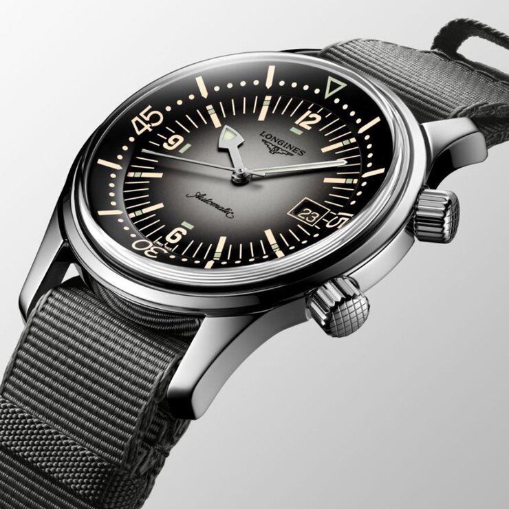 Longines horloge met een kast in staal, met een wijzerplaat in het grijs en een diameter van 42 mm