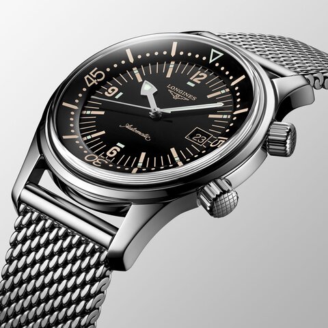 Longines horloge met een kast in staal, met een wijzerplaat in het zwart en een diameter van 42 mm