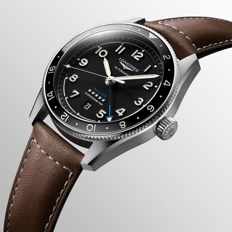 Longines horloge met een kast in staal, met een wijzerplaat in het zwart en een diameter van 42 mm