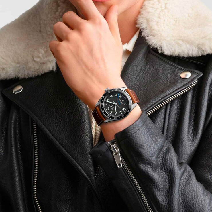 Longines horloge met een kast in staal, met een wijzerplaat in het zwart en een diameter van 42 mm