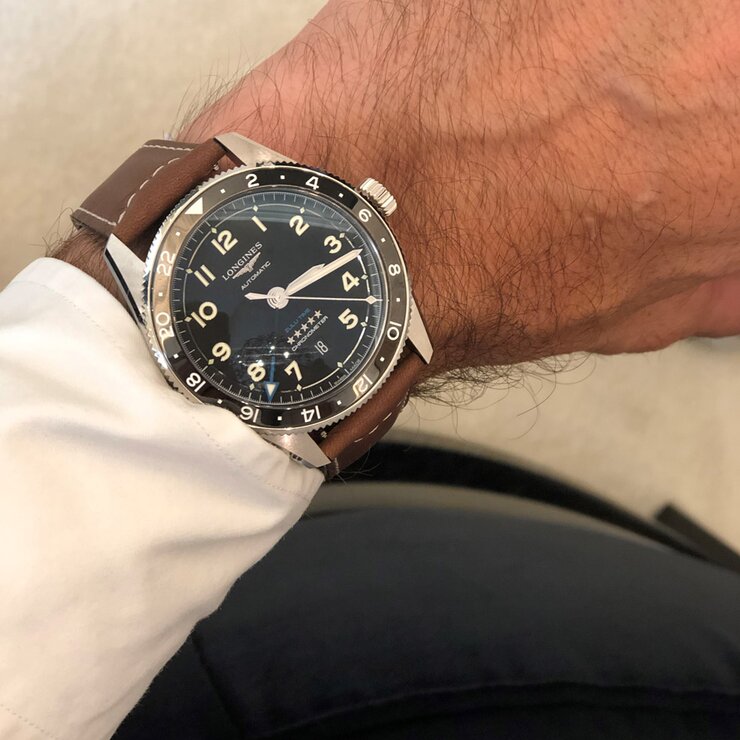Longines horloge met een kast in staal, met een wijzerplaat in het zwart en een diameter van 42 mm