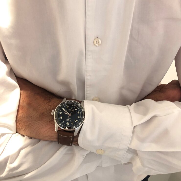 Longines horloge met een kast in staal, met een wijzerplaat in het zwart en een diameter van 42 mm