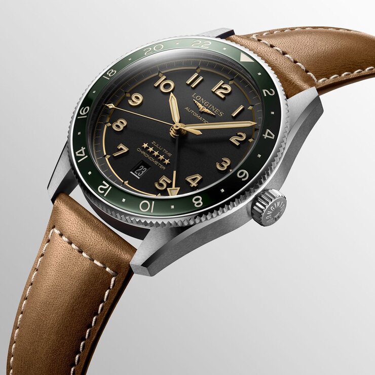Longines horloge met een kast in staal, met een wijzerplaat in het grijs en een diameter van 42