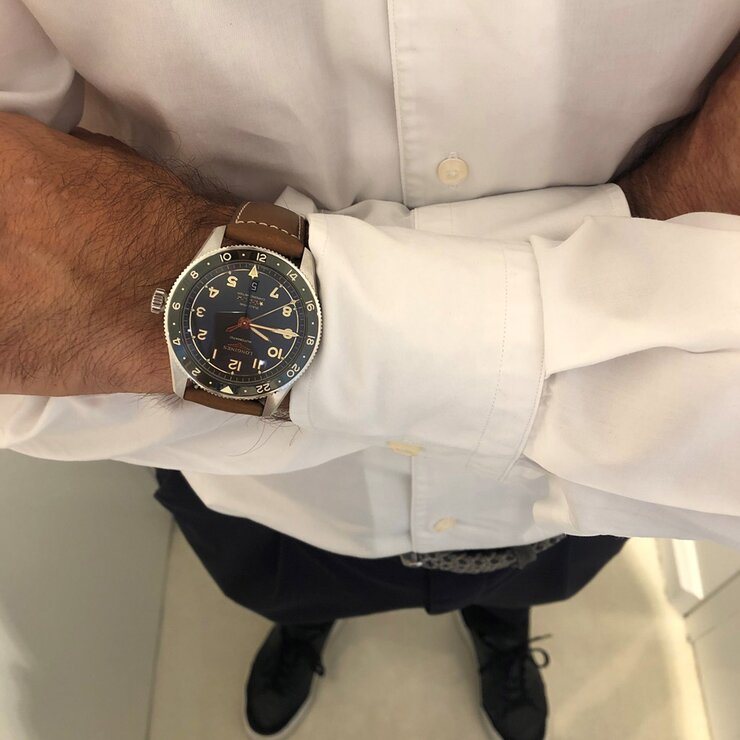 Longines horloge met een kast in staal, met een wijzerplaat in het grijs en een diameter van 42