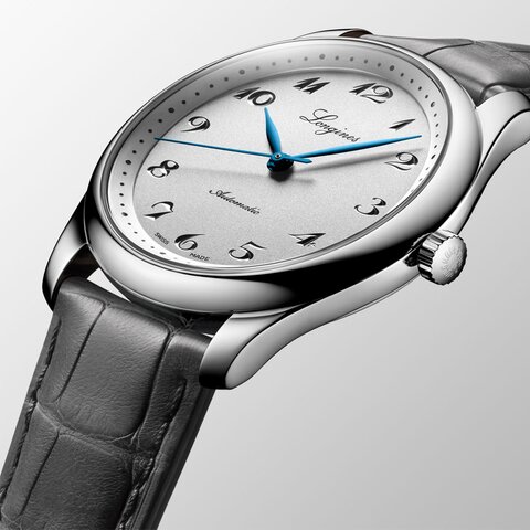 Longines horloge met een kast in staal, met een wijzerplaat in het zilver en een diameter van 40 mm
