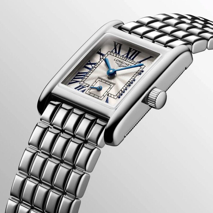 montre Longines avec un boîtier en acier et un cadran argent