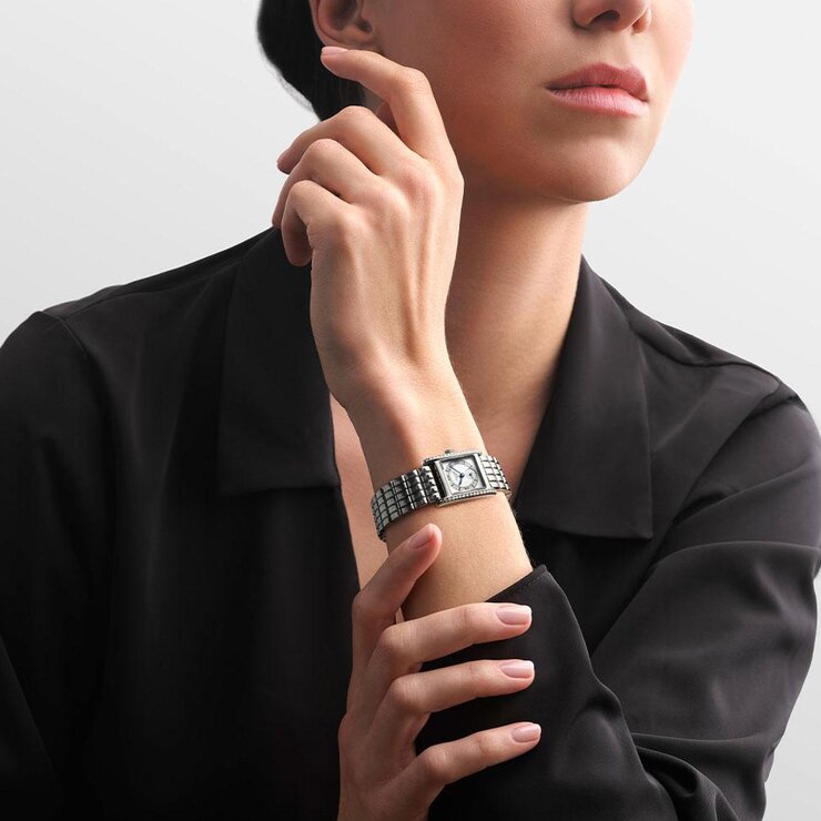 Longines horloge met een kast in staal en een wijzerplaat in het zilver