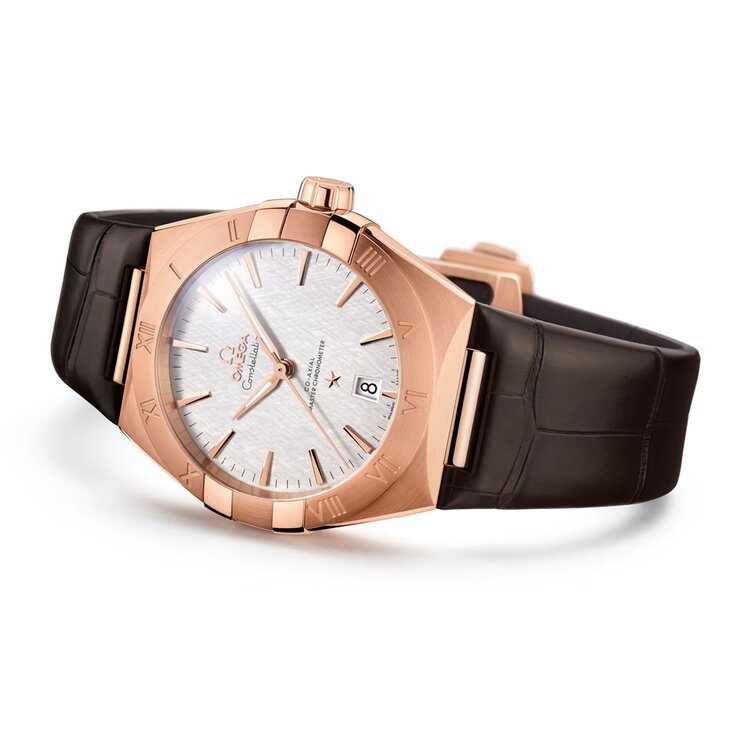 Omega horloge met een kast in rosé goud op staal, met een wijzerplaat in het zilver en een diameter van 39