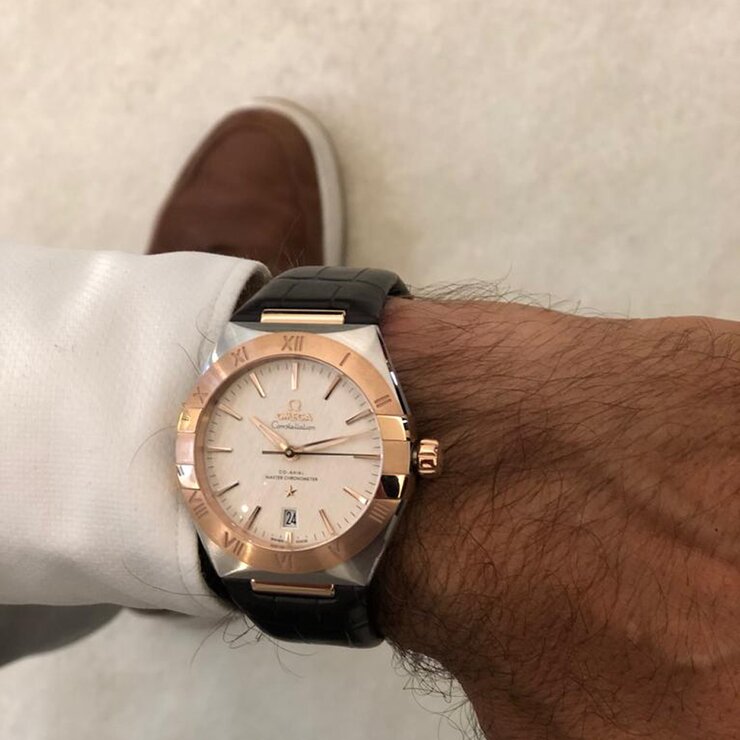 Omega horloge met een kast in rosé goud op staal, met een wijzerplaat in het zilver en een diameter van 39