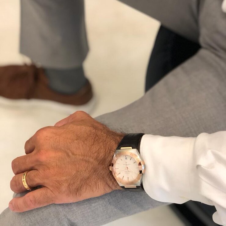 Omega horloge met een kast in rosé goud op staal, met een wijzerplaat in het zilver en een diameter van 39