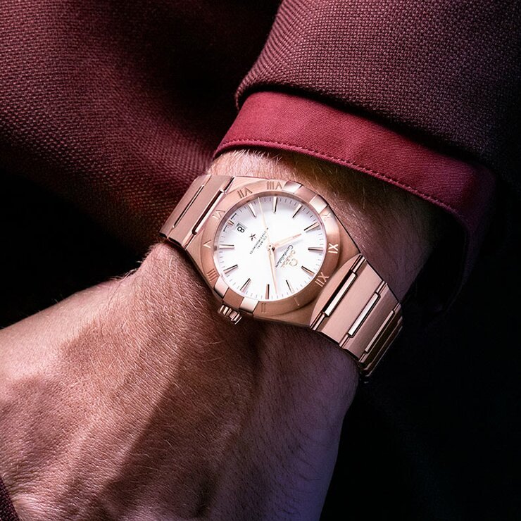 Omega horloge met een kast in rosé goud, met een wijzerplaat in het zilver en een diameter van 39