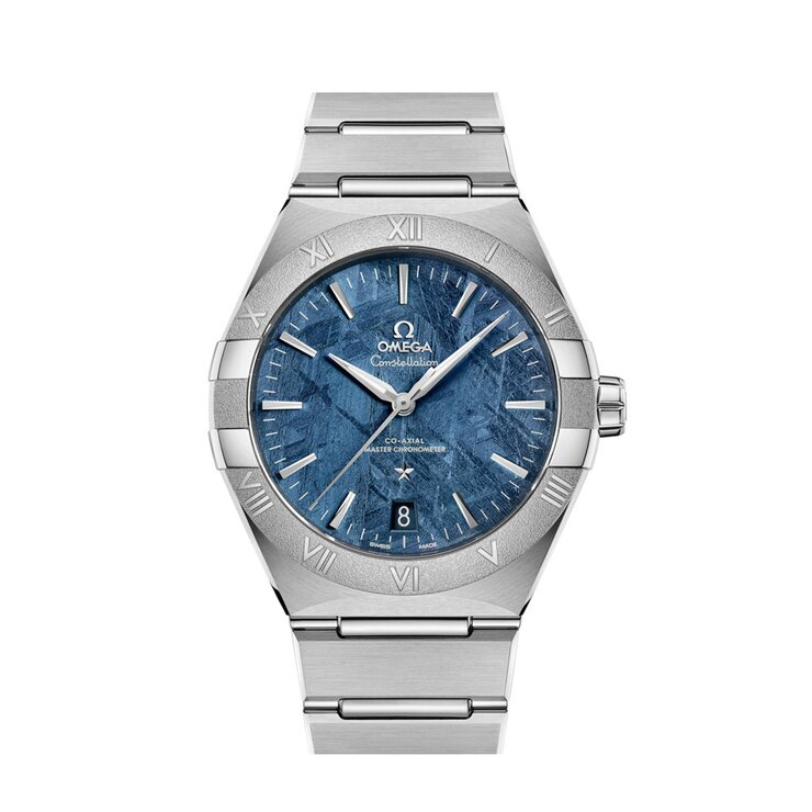 Omega horloge met een kast in staal, met een wijzerplaat in het blauw en een diameter van 41