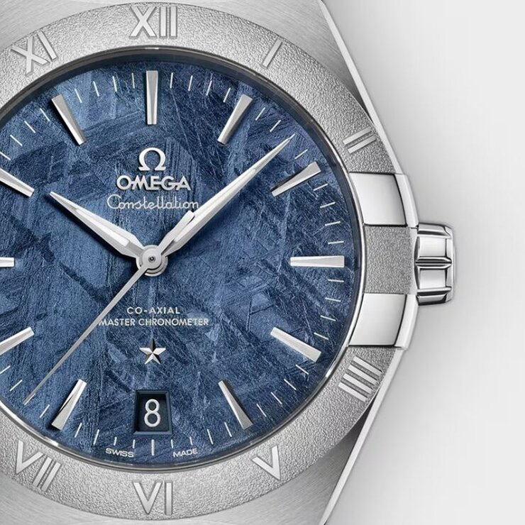 Omega horloge met een kast in staal, met een wijzerplaat in het blauw en een diameter van 41