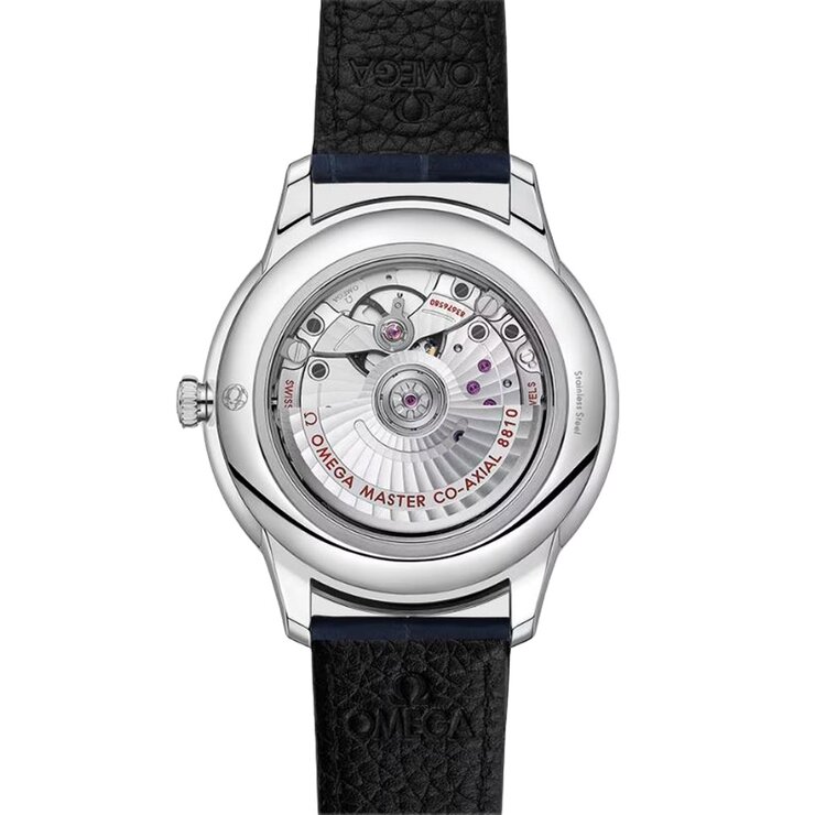Omega horloge met een kast in staal, met een wijzerplaat in het blauw en een diameter van 41
