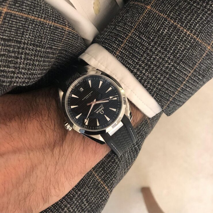 Omega horloge met een kast in staal, met een wijzerplaat in het zwart en een diameter van 41